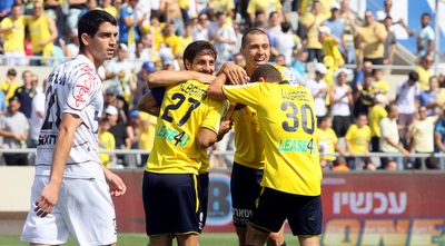 שחקני מכבי ת&qout;א חוגגים (יניב גונן)
