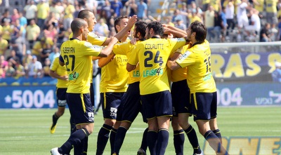 שחקני מכבי ת&qout;א חוגגים (יניב גונן)