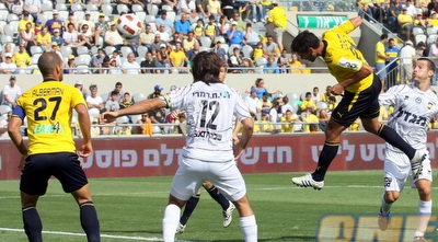 קולאוטי נוגח פנימה (יניב גונן)