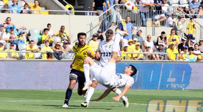 עומרי בן הרוש מקדים את רוברטו קולאוטי (יניב גונן)