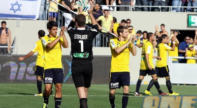 שחקי מכבי ת&qout;א מודים לקהל בסיום המשחק (יניב גונן)