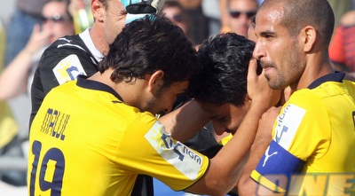 אלברמן (עם סרט הקפטן), מחבק את יצחקי. מי מהם יחליף את השוער? (יניב גונן)