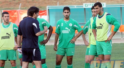 גיא עזורי מתדרך את החניכים החדשים שלו (יניב גונן) גיא עזורי מתדרך את החניכים החדשים שלו (יניב גונן)