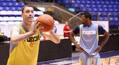 ג´רמי פארגו וצ´אק אידסון (משה חרמון)