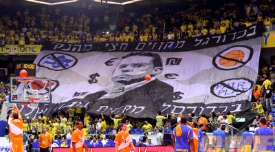 אוהדי מכבי ת&qout;א מוחים נגד קופל (שי לוי)