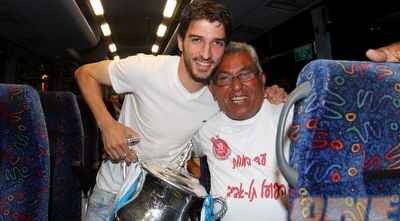 עומרי קנדה והגביע (שי לוי) עומרי קנדה והגביע (שי לוי)