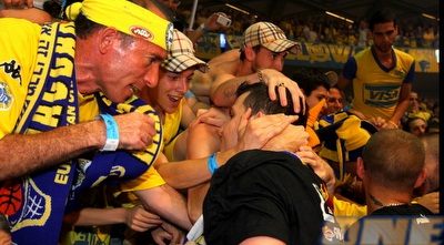 פניני מקבל אהבה מהאוהדים (שי לוי) פניני מקבל אהבה מהאוהדים (שי לוי)