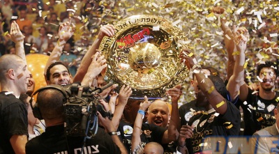 שחקני מכבי עם צלחת האליפות (שי לוי) שחקני מכבי עם צלחת האליפות (שי לוי)