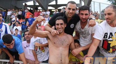 גל כהן והאוהדים חוגגים. היו ימים יפים. הבלם קורא לקהל לתמוך (שי לוי)