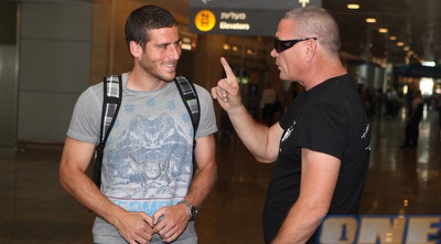 תומר חמד במעמד ההמראה לאוסטריה. הופעת בכורה לחלוץ במסגרת רשמית? (עמית מצפה)