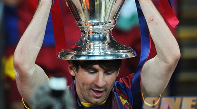 מסי חובש את גביע האלופות (GettyImages) מסי חובש את גביע האלופות (GettyImages)