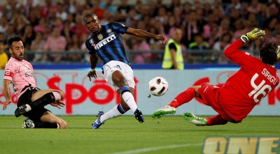 סמואל אטו מכניע את סלבטורה סיריגו. פעמיים זה קרה בגמר (רויטרס)