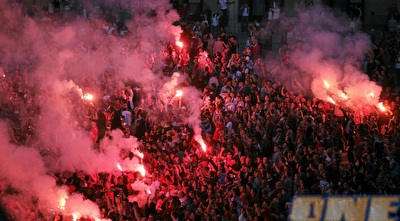 אוהדי ויסלה קראקוב מדליקים אבוקות (רויטרס)