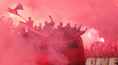 האוטובוס של ויסלה עובר במסך עשן (רויטרס)