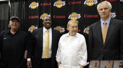 מייק בראון ובעלי הלייקרס (רויטרס)