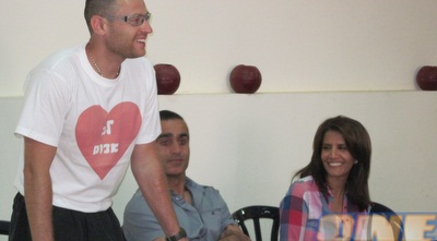 ברקת ואסי רחמים במהלך הטקס.  (ONE)