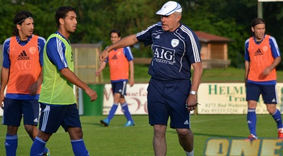 פרננדז מעביר הוראות (אתר ההתאחדות לכדורגל)