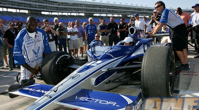 שאק נהג מירוץ. תחביבים רבים לאיש הענק (GettyImages) שאק נהג מירוץ. תחביבים רבים לאיש הענק (GettyImages)