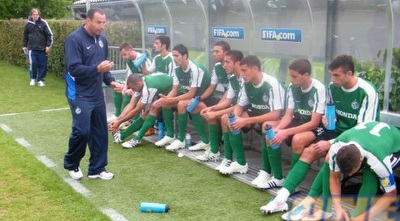 איתי מרדכי עם השחקנים (האתר הרשמי של מכבי חיפה)