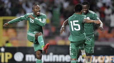 אובינה, אוצ´ה וטאייה חוגגים על חשבון ארגנטינה (רויטרס)