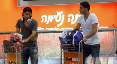 אלמוג כהן ואייל גולסה (יניב גונן)