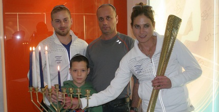 לי קורזיץ וסרגיי ריכטר בהדלקת הנרות (חגי ניזרי)