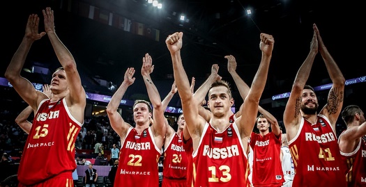 שחקני רוסיה חוגגים (FIBA)
