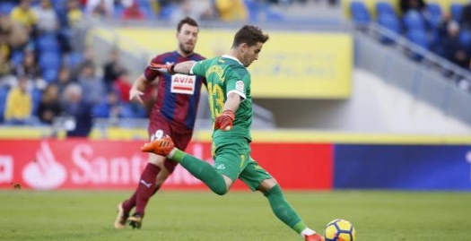 צ'יצ'יסולה מרחיק את הכדור (La Liga)