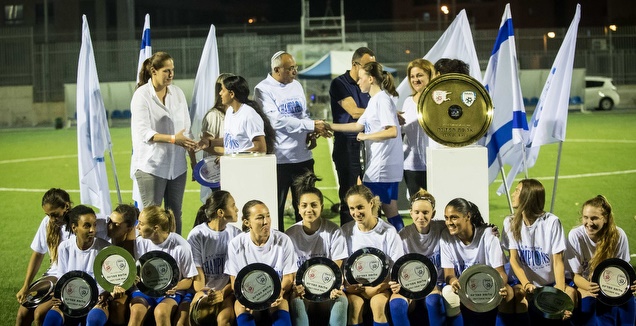 שחקניות קריית גת מקבלות את צלחת האליפות (ההתאחדות לכדורגל)