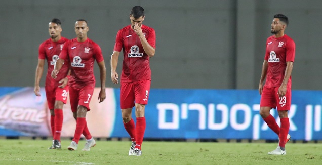 שחקני סכנין בפוזה מוכרת. רוצים ניצחון (אחמד מוררה)