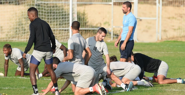 משה אוחיון עם שחקני אשדוד באימון (חגי מיכאלי)