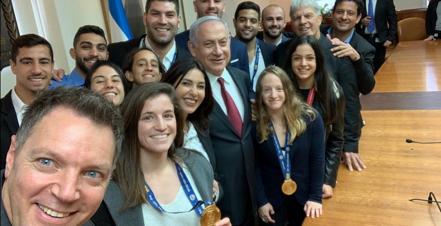 שני הרשקו בסלפי למזכרת (מערכת ONE)