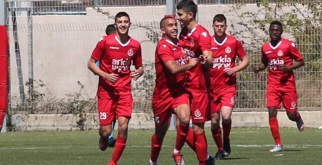 שחקני הפועל חוגגים (שחר גרוס)
