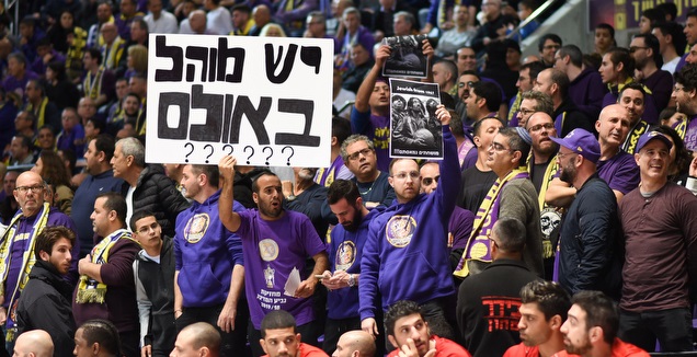 אוהדי חולון מוחים נגד סטודמאייר (נעם מורנו)