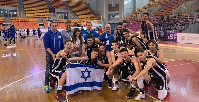 שחקני תיכון חדש חוגגים עלייה לגמר (התאחדות הספורט לביה״ס)