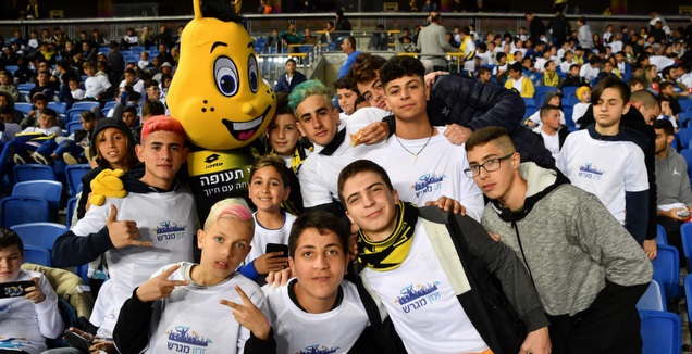 אוהדים במשחק בין נתניה לב