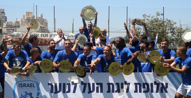 שחקני מכבי פתח תקווה חוגגים אליפות (שחר גרוס)