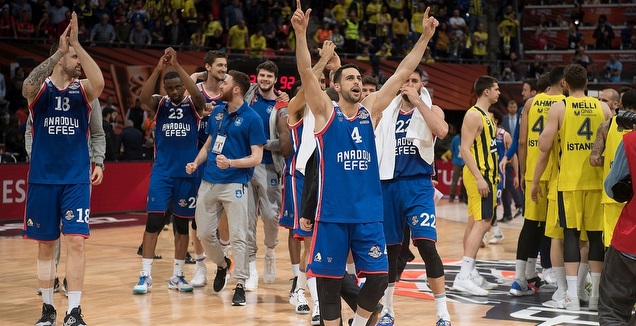 שחקני אנדולו חוגגים (EUROLEAGUE)