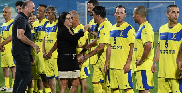 דורית כהן עם השחקנים (אבי רביבו)