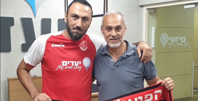 אבי איבגי במעמד החתימה (מערכת ONE)