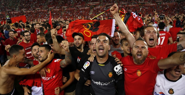 שחקני מיורקה חוגגים עם האוהדים (La Liga)