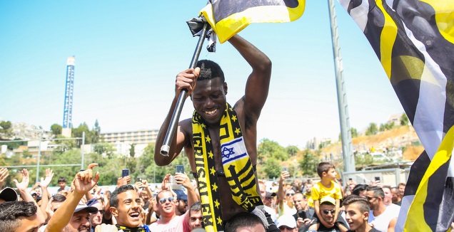 עלי מוחמד מונף על ידי האוהדים (איציק בלניצקי)