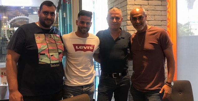 אליאור סיידר במעמד החתימה (דוברות הפועל עפולה)