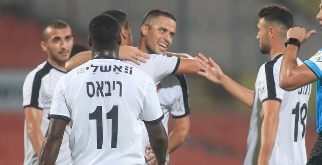 שחקני הפועל רעננה חוגגים (אחמד מוררה)