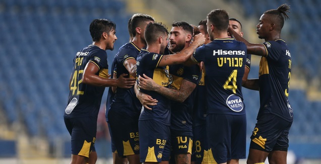שחקני מכבי תל אביב חוגגים עם אלירן עטר (רדאד ג'בארה)