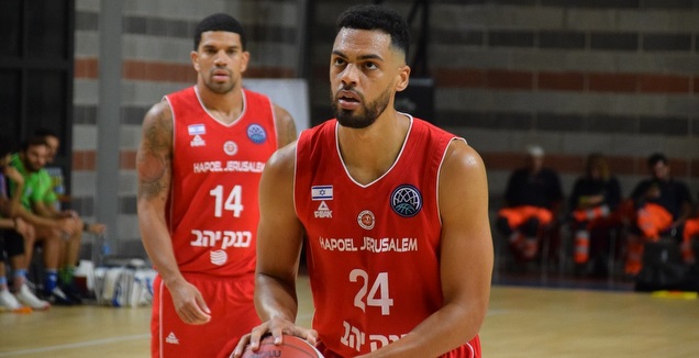 טרנט לוקט עם הכדור (דוברות הפועל ירושלים)