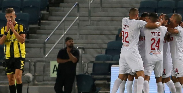 שחקני הפועל חיפה חוגגים עם עדן בן בסט, גרצקין מאוכזב (אורן בן חקון)