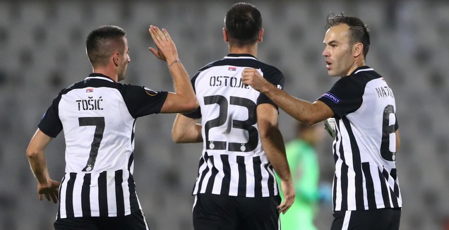 ביברס נאתכו חוגג עם בויאן אוסטויץ' וזוראן אוסיץ' (רויטרס)