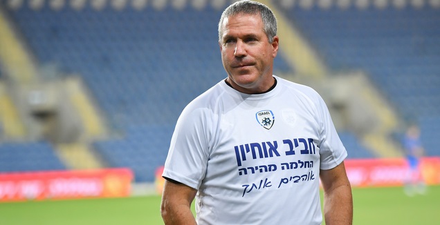 ניר לוין עם חולצה למען חביב אוחיון (חגי מיכאלי)