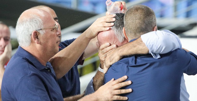 מוטי אוחיון הנרגש מחובק עם אורי גוטמן (דן יידוב)